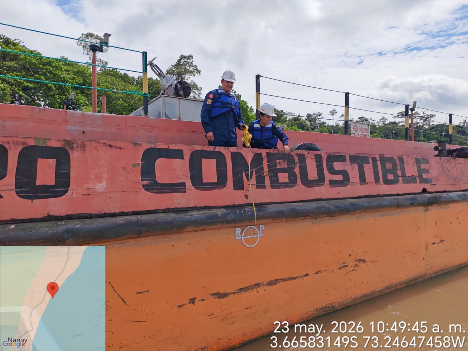 Medición en el costado de una barcaza