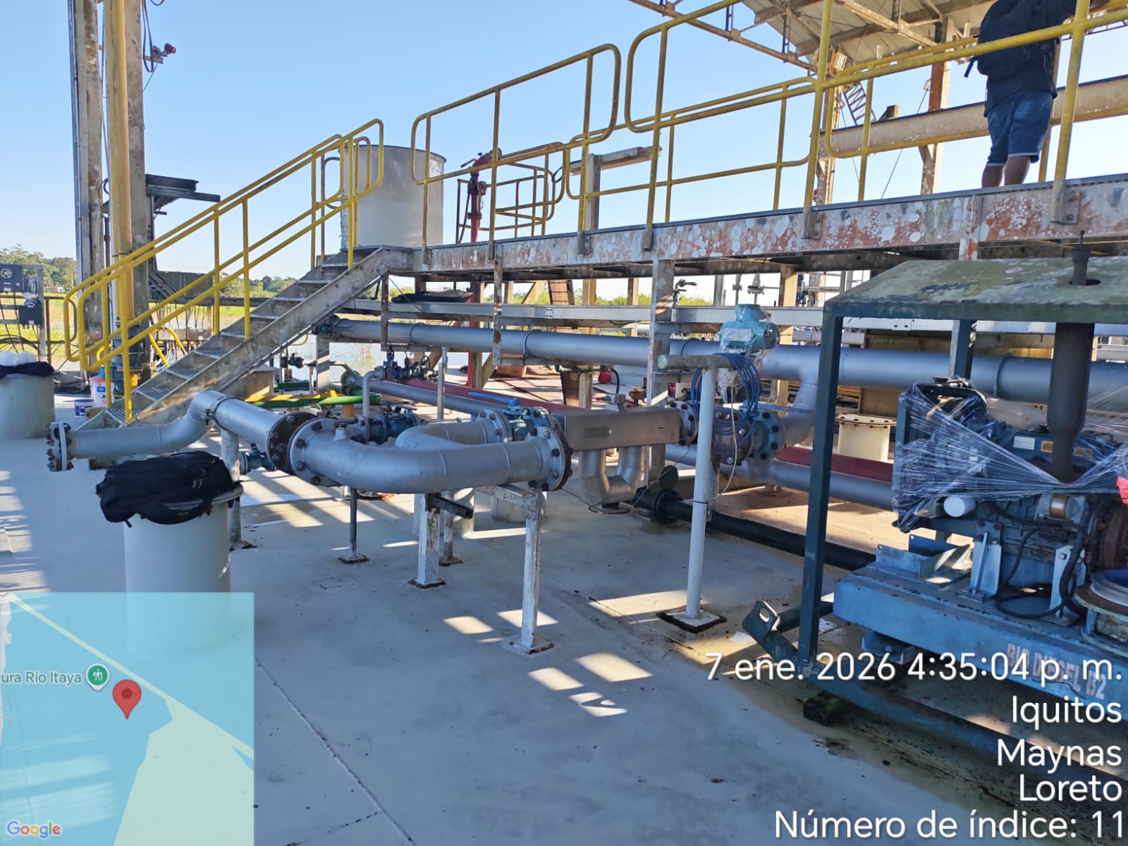 Vista de tuberías y pasarelas metálicas
