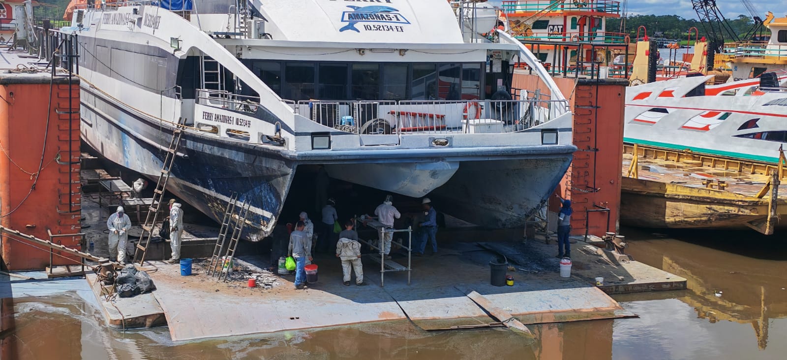 Equipo trabajando bajo el casco