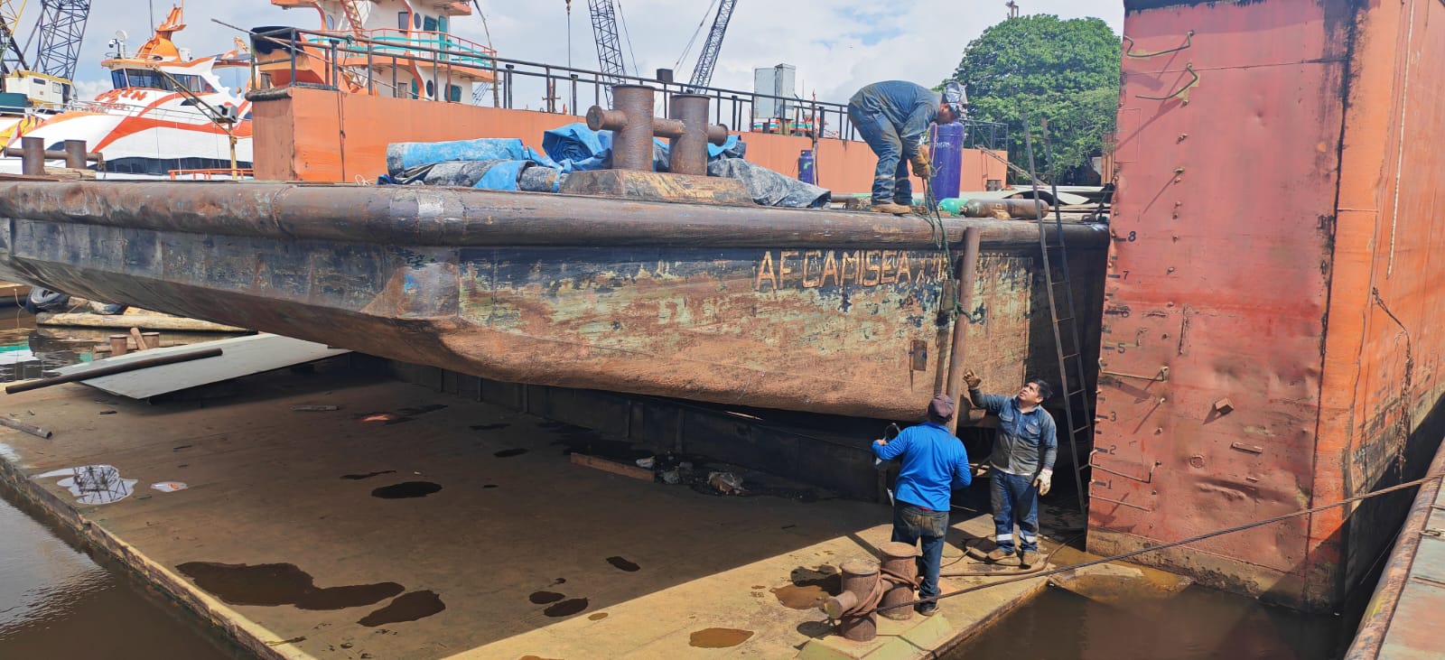 Trabajos en el casco de una barcaza