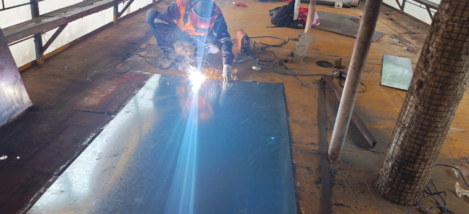 Soldadura en cubierta de embarcación