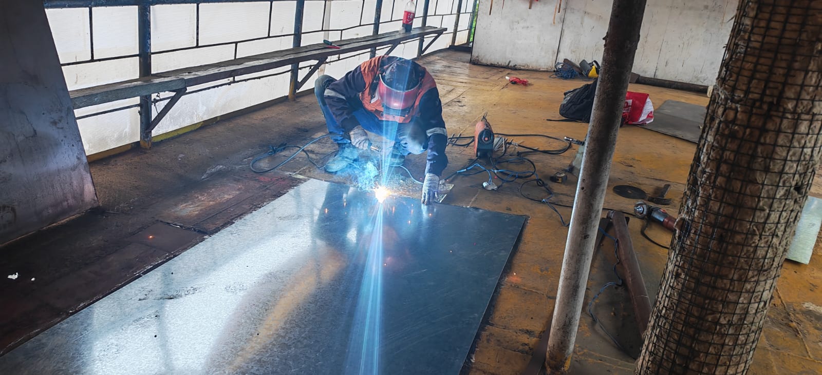 Trabajo de soldadura sobre plancha metálica
