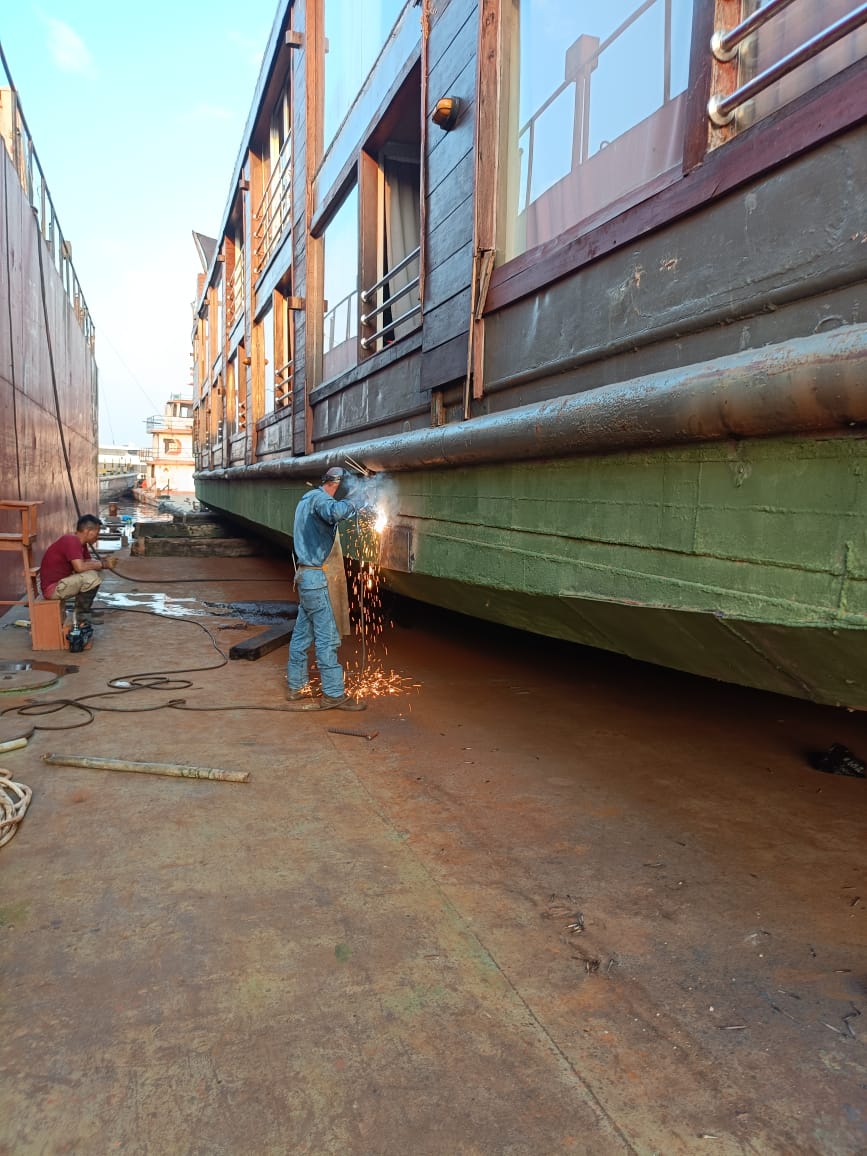 Trabajo de soldadura en casco