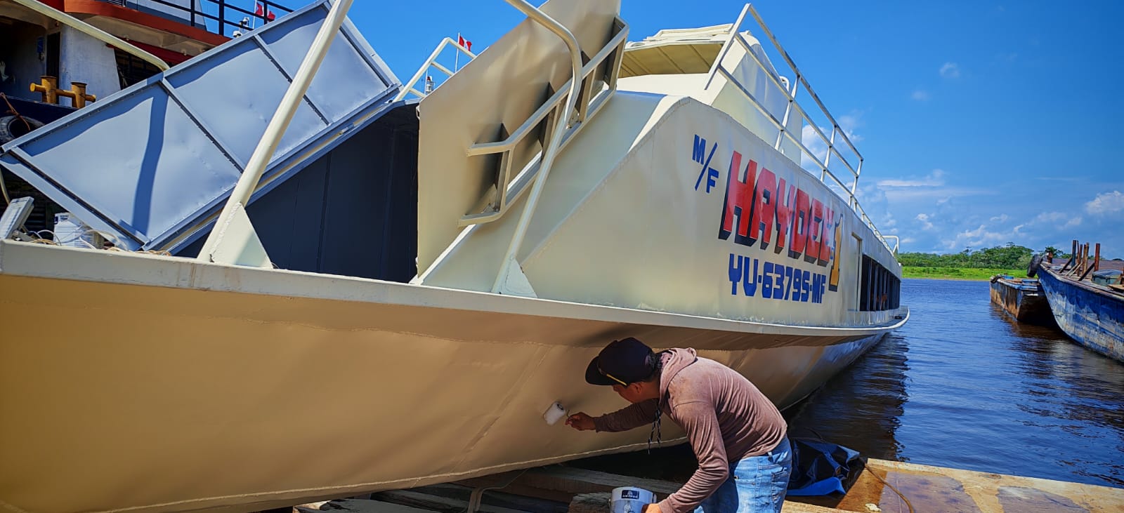Aplicación de pintura en el casco